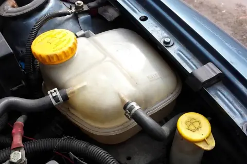Ile wchodzi płynu do chłodnicy Opel Meriva? Sprawdź, by uniknąć problemów