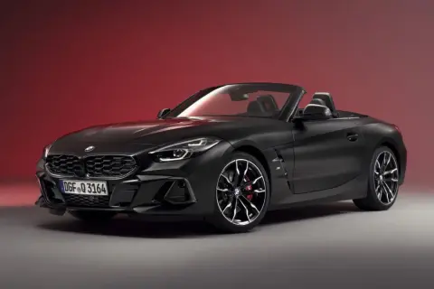 Czarny roadster BMW Z4 z czerwonymi zaciskami hamulcowymi, gotowy na jazdę.