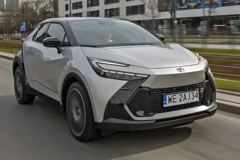 Nowy Toyota C-HR w ruchu miejskim. Sprawdź atrakcyjną toyota chr cena i wybierz swój wymarzony model.