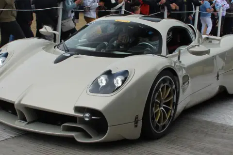 Biały Pagani z złotymi felgami, gotowy do jazdy.