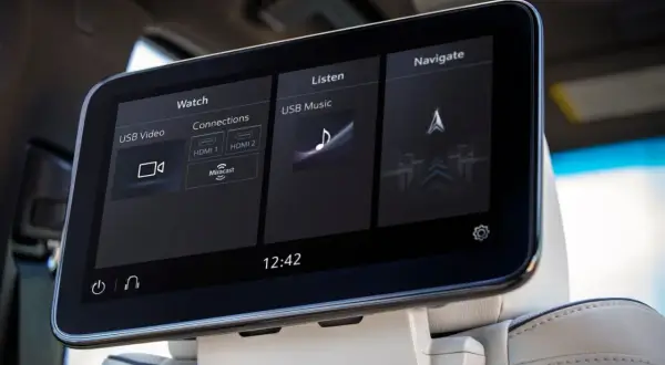 Ekran multimedialny w Cadillac Escalade 2025: opcje oglądania wideo przez USB, słuchania muzyki i nawigacji.