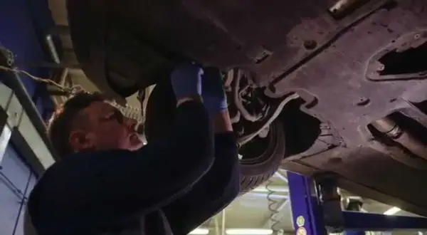 Jak spuścić płyn z chłodnicy VW Touran - uniknij kosztownych błędów