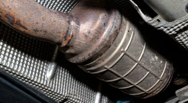 Rdza na rurze wydechowej i filtrze DPF. Zastanawiasz się, ile trwa wypalanie dpf na postoju?