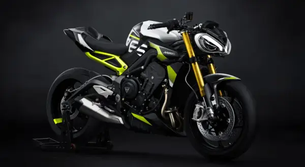 Nowy Triumph Speed Triple w jaskrawej kolorystyce, z żółtymi akcentami i złotym zawieszeniem, gotowy do podboju dróg.