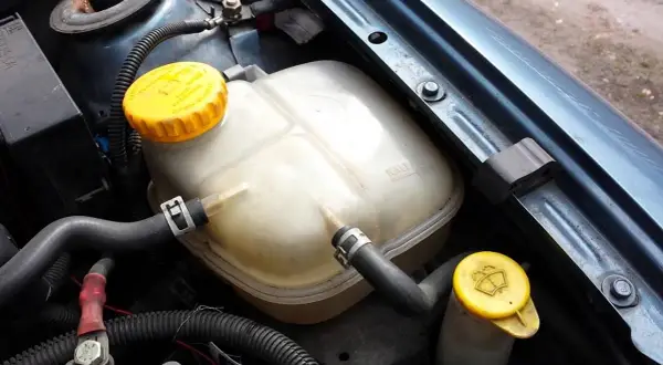 Ile wchodzi płynu do chłodnicy Opel Meriva? Sprawdź, by uniknąć problemów