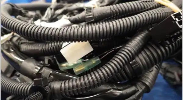 Wszystko o wiązce elektrycznej silnika: objawy uszkodzenia i naprawa