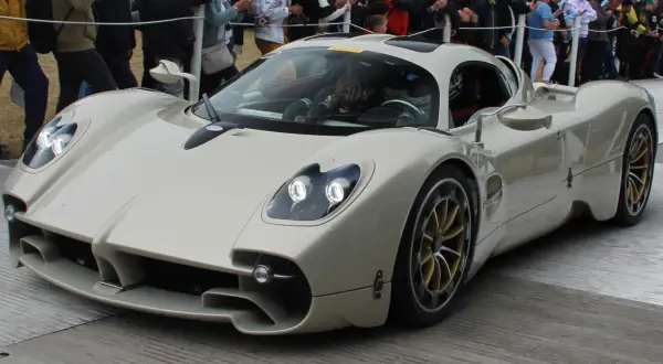 Biały Pagani z złotymi felgami, gotowy do jazdy.