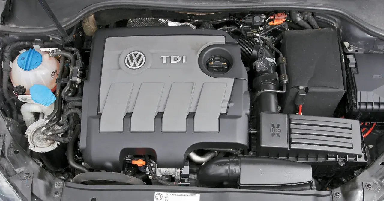 Silnik 1.6 TDI Volkswagena z widocznym logo TDI i zbiorniczkiem płynu chłodniczego.