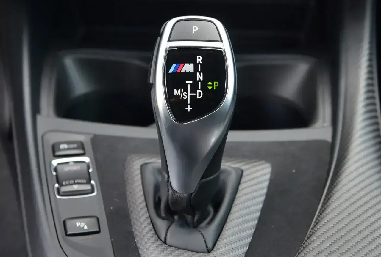 Oznaczenia automatycznej skrzyni biegów BMW M: P, R, N, D, M/S. Wybierz tryb jazdy: Sport, Eco Pro.