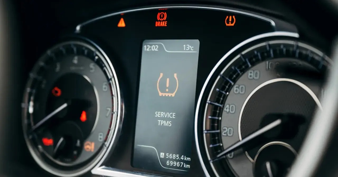 Na desce rozdzielczej świeci się kontrolka cisnienia opon TPMS. Obok widać wskaźnik hamulca i temperatury.