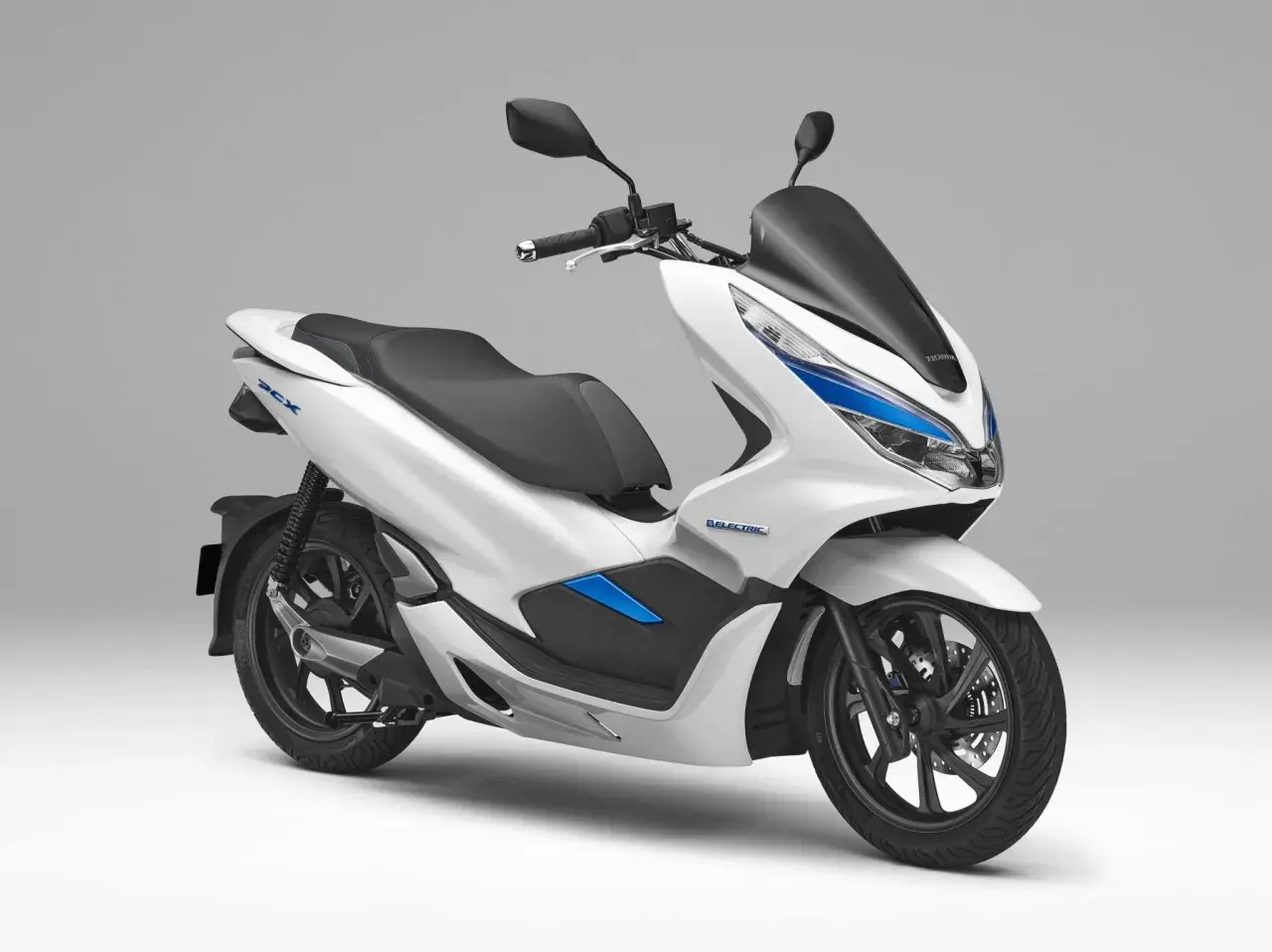 Biały skuter elektryczny Honda PCX Electric. Zastanawiasz się, czy na skuter trzeba mieć prawo jazdy? Ten model jest idealny do miasta.