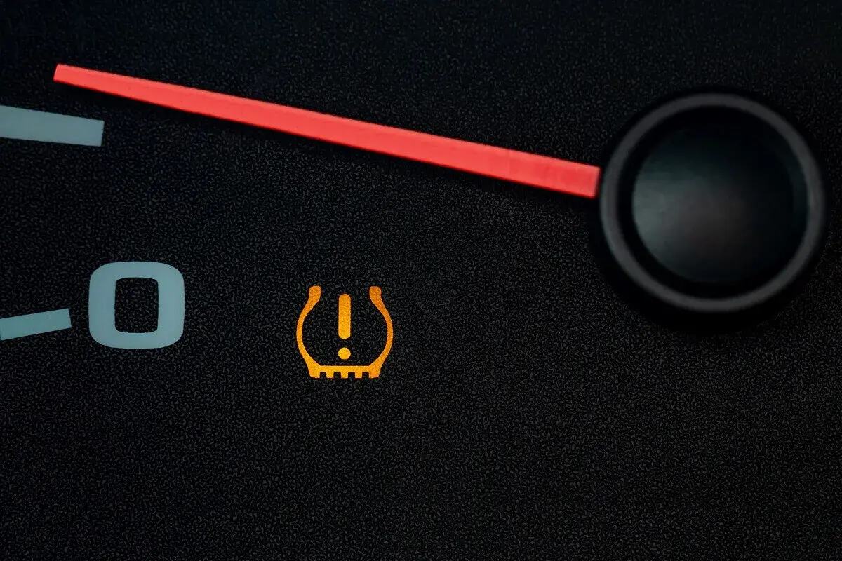 Kontrolka TPMS co to? Oznacza niski poziom ciśnienia w oponach. Sprawdź opony!