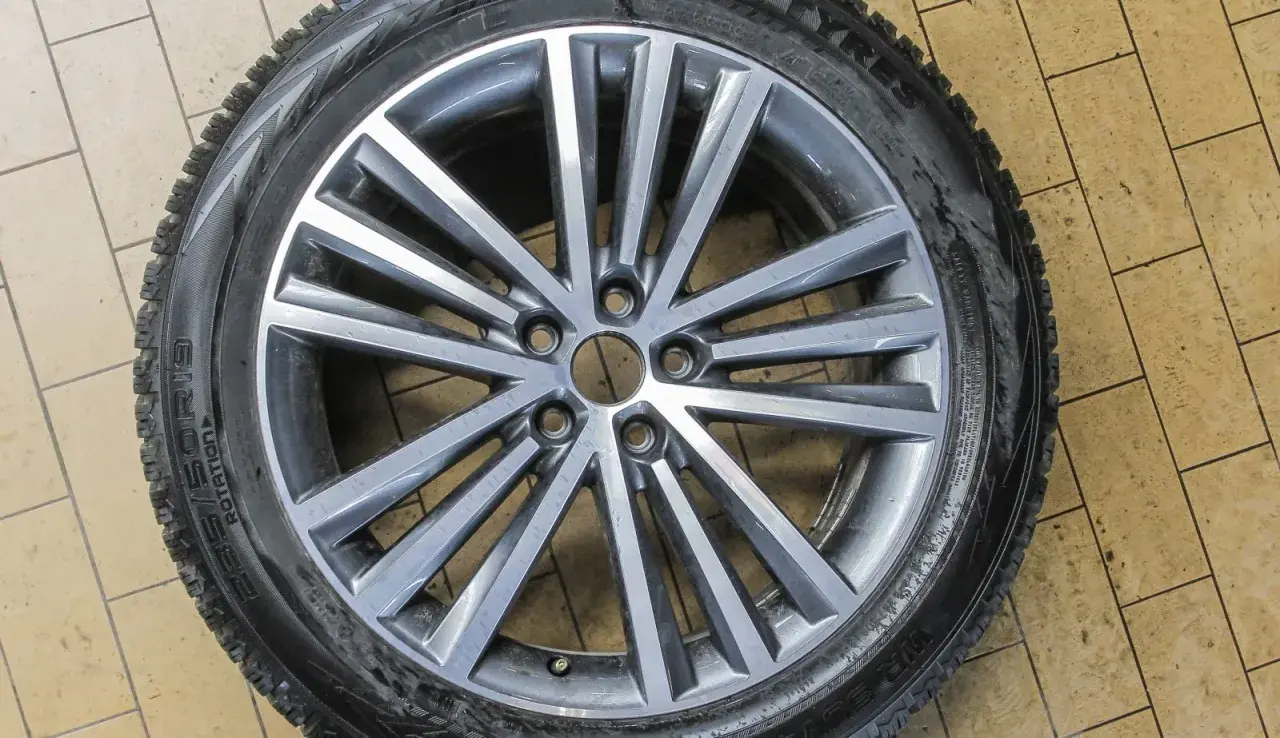 Felga aluminiowa z oponą zimową, pasująca do Golfa 4. Rozstaw śrub jest standardowy dla tego modelu.