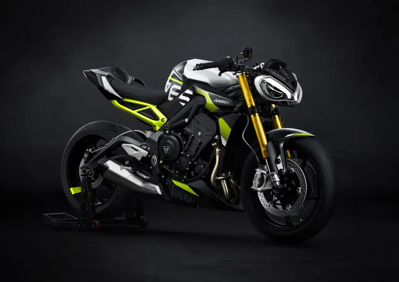 Nowy Triumph Speed Triple w jaskrawej kolorystyce, z żółtymi akcentami i złotym zawieszeniem, gotowy do podboju dróg.