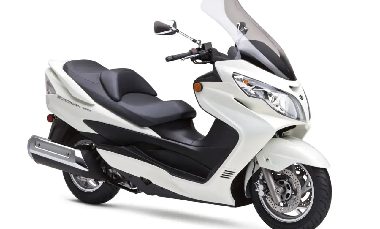 Biały Suzuki Burgman Executive, skuter z wygodnym siedzeniem i dużą szybą, gotowy na miejskie podróże.