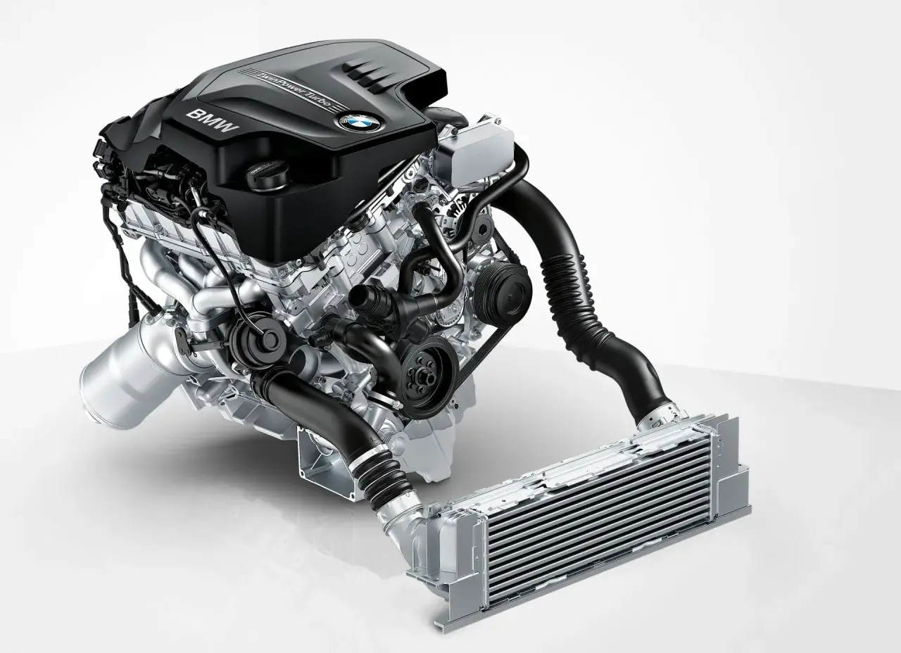 Silnik BMW TwinPower Turbo, model n20, z elementami układu dolotowego i intercoolerem.