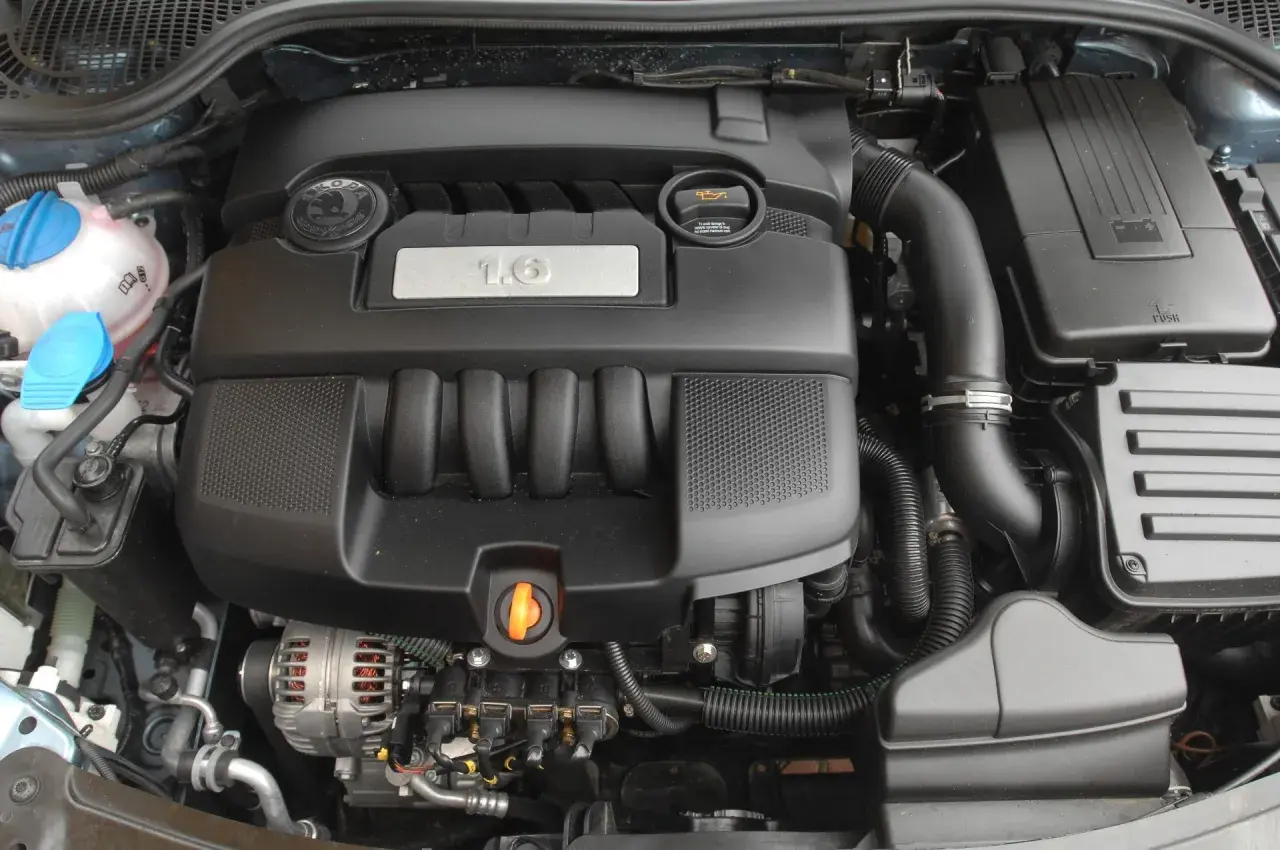Silnik wolnossący 1.6 z logo Škoda. Czysty i zadbany, gotowy do pracy.