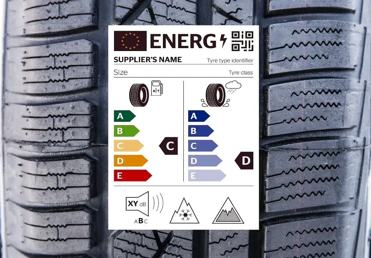 Naklejka z etykietą energetyczną opon, pokazująca klasy efektywności paliwowej i przyczepności na mokrej nawierzchni. Opony austone z etykietą.