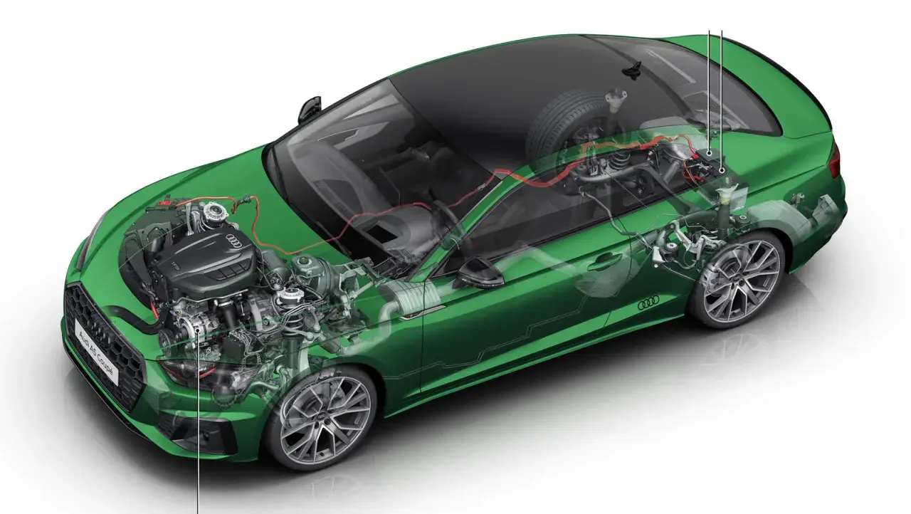 Przekrój zielonego Audi A5 Coupé ukazujący silnik i elementy układu napędowego, w tym technologię mild hybrid.