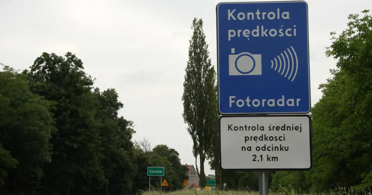 Znak informuje o odcinkowym pomiarze prędkości na dystansie 2,1 km. Uważaj na fotoradar!