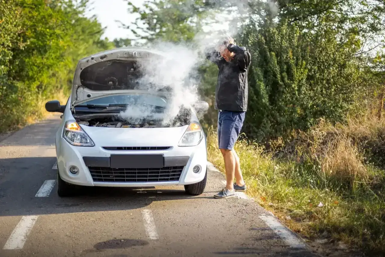 Rozbiegany diesel dymi pod maską, a kierowca w rozpaczy łapie się za głowę. Awaria na poboczu.