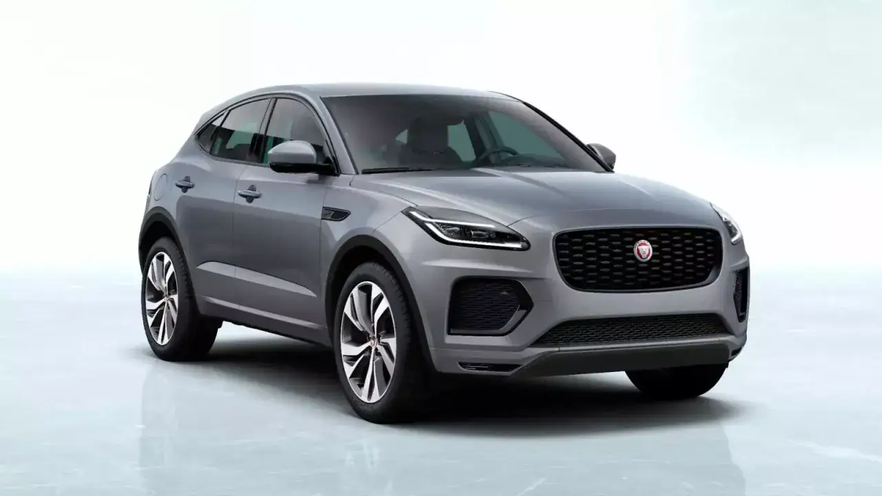 Elegancki, szary suv auto Jaguar E-Pace z charakterystyczną atrapą chłodnicy i nowoczesnymi światłami.