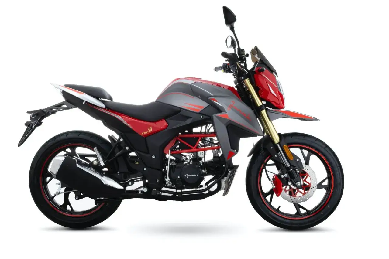 Nowy skuter Junak ADV 50, idealny na pierwsze prawo jazdy AM. Czerwono-szary, sportowy design.