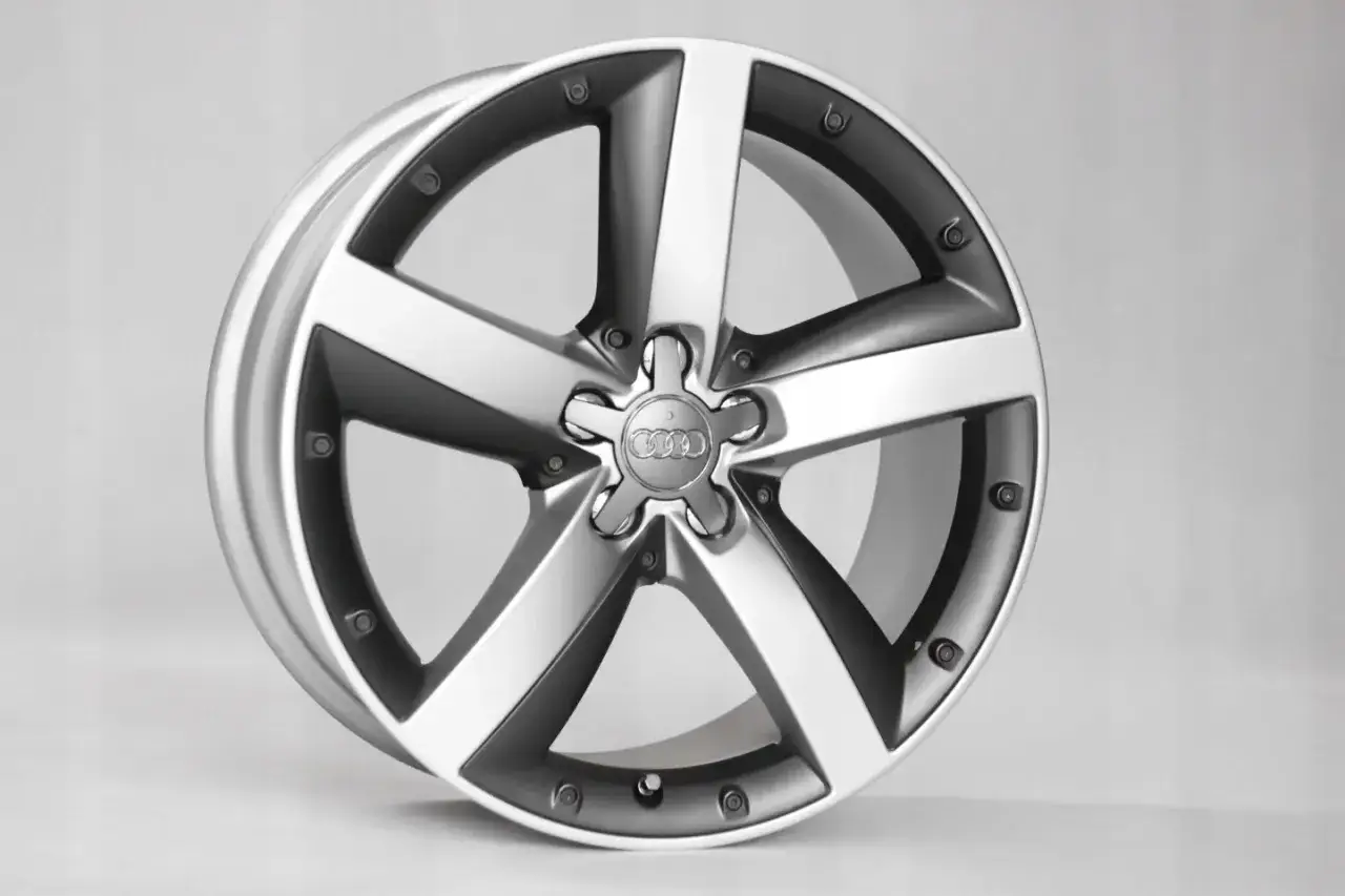 Pięcioramienna felga aluminiowa do Audi S1 Quattro, z logo marki pośrodku.