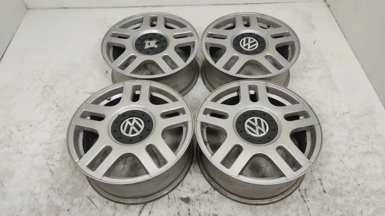 Cztery aluminiowe felgi do Golfa 4, z logo VW. Rozstaw śrub jest standardowy dla tego modelu.