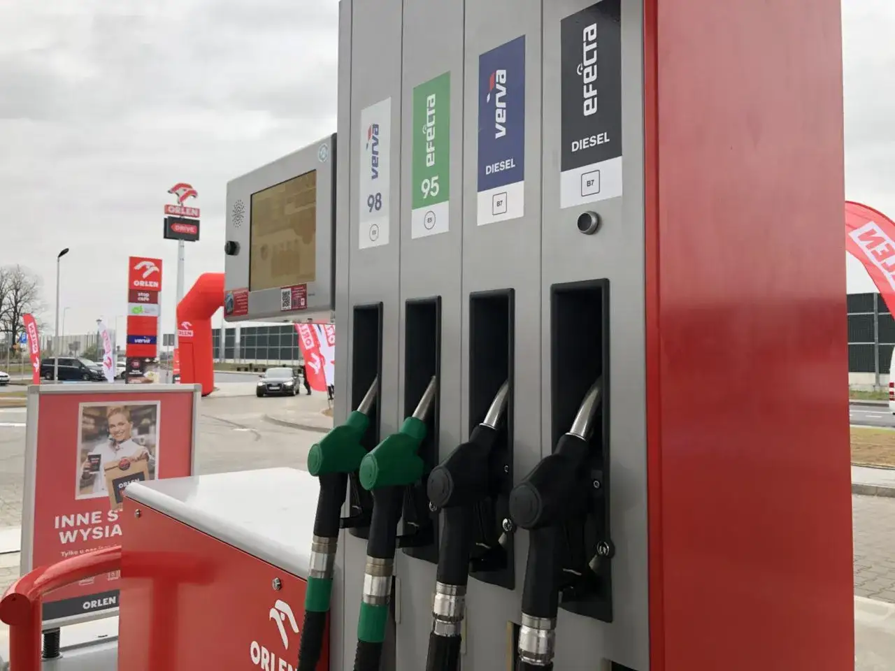 Dozowniki paliwa na stacji Orlen. Widać dystrybutory z różnymi rodzajami paliwa, w tym diesel.