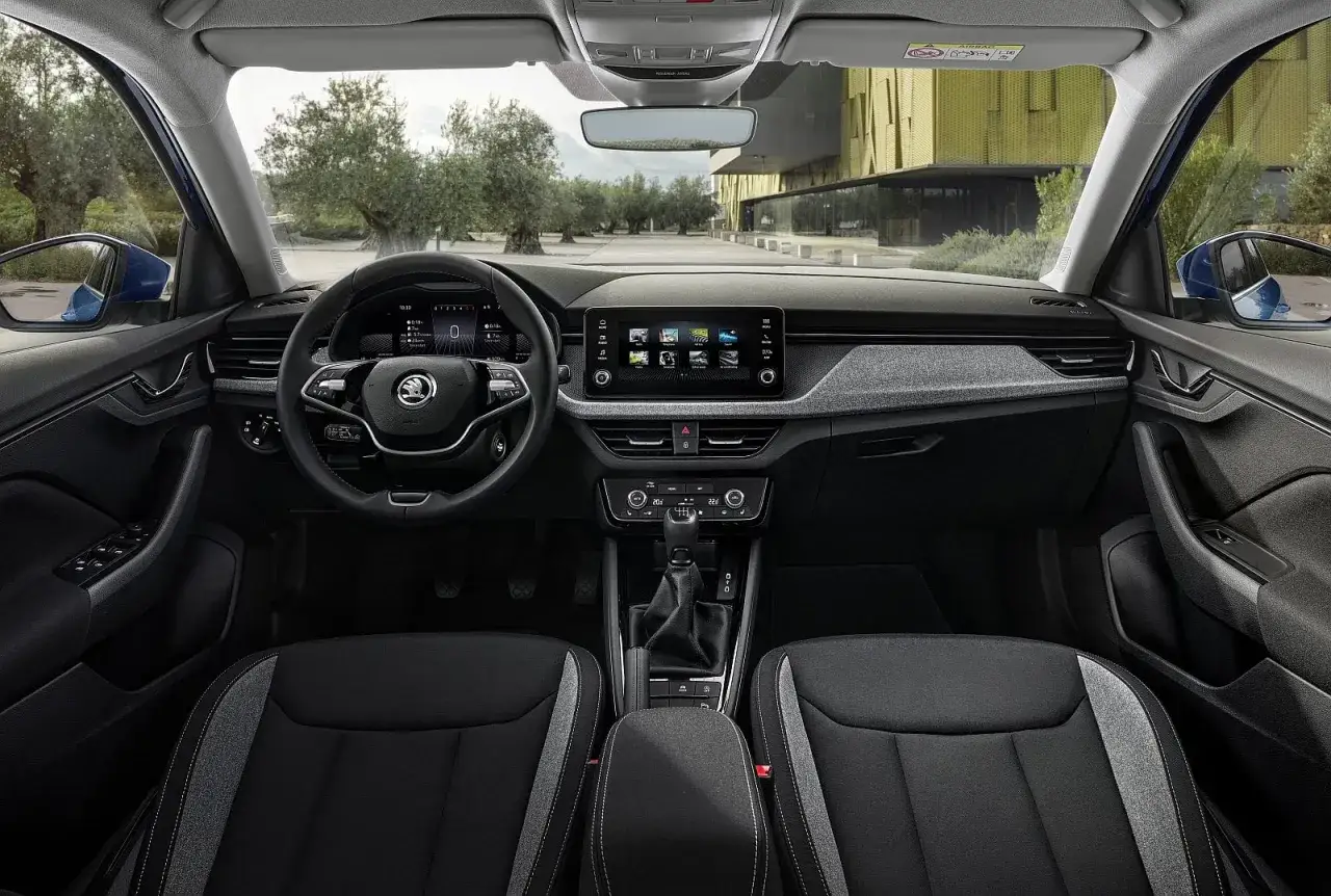 Wnętrze Skoda Kamiq 2024: cyfrowy kokpit, ekran multimediów i wygodne fotele. Widok z perspektywy kierowcy.