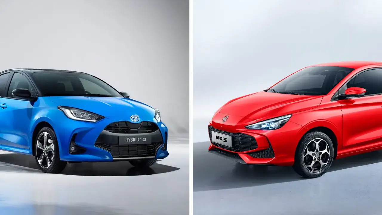 Niebieski Toyota Yaris Hybrid i czerwony MG3 stoją obok siebie, prezentując swoje nowoczesne linie.