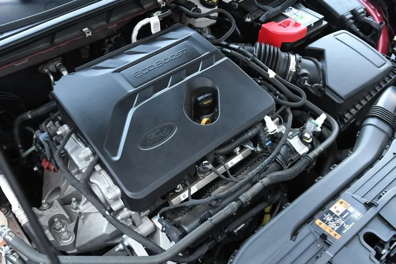 Silnik Forda z technologią EcoBoost 1.5, gotowy do pracy.
