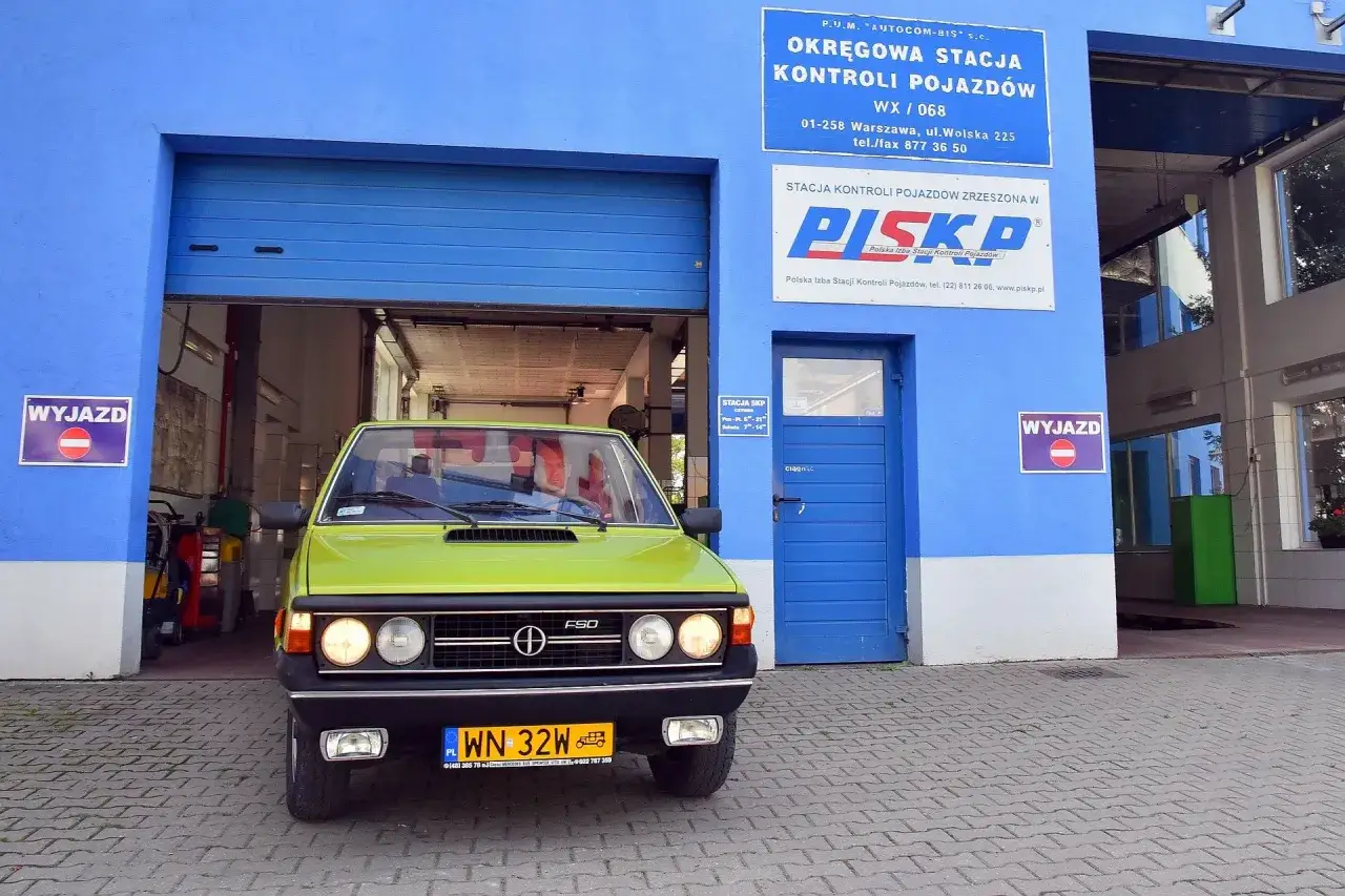 Zielony FSO przed stacją kontroli pojazdów. Dowiedz się, ile kosztuje przegląd samochodu i jakie są godziny otwarcia stacji.