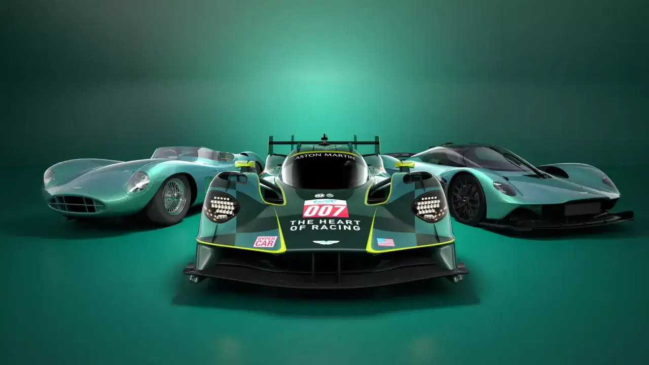 Trzy wyścigowe Aston Martin, w tym nowoczesny Aston Martin Valkyrie, prezentują ewolucję designu i osiągów marki.