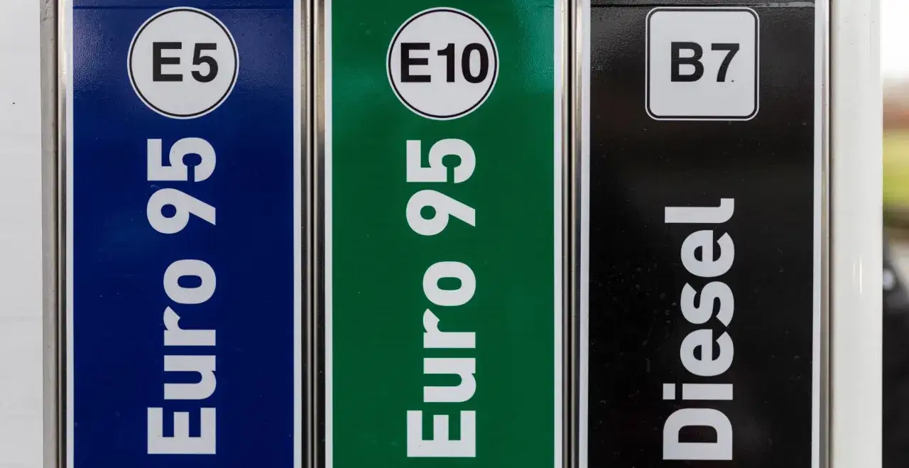 Trzy dystrybutory paliwa: Euro 95 E5 (niebieski), Euro 95 E10 (zielony) i Diesel B7 (czarny). Wybór benzyny e10 jest widoczny.