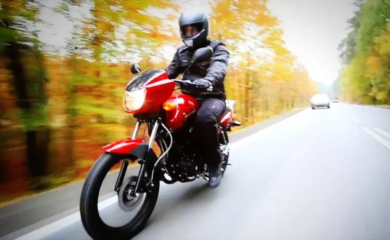 Zdjęcie Czy motorowerem można jeździć bez prawa jazdy? Sprawdź zasady i kary