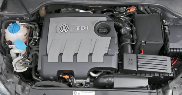 Silnik 1.6 TDI Volkswagena z widocznym logo TDI i zbiorniczkiem płynu chłodniczego.