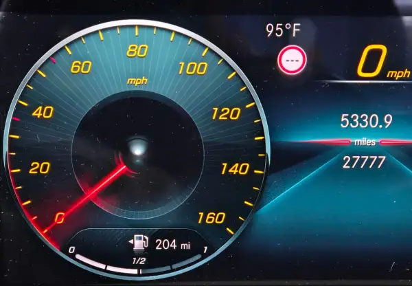 Deska rozdzielcza Mercedesa 200 pokazuje 0 mph, 95°F i 27777 mil.