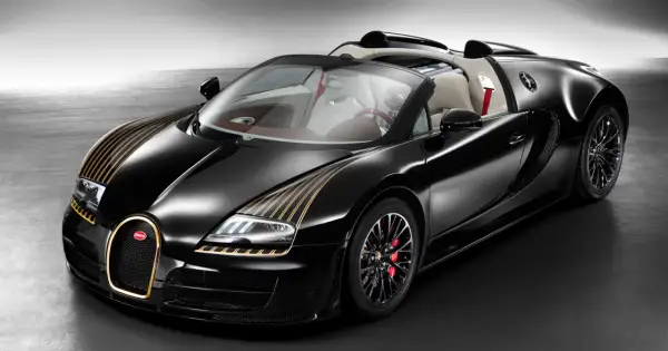 Czarny Bugatti Veyron z złotymi pasami na masce i złotą obwódką grilla. Kabriolet z jasnym wnętrzem.