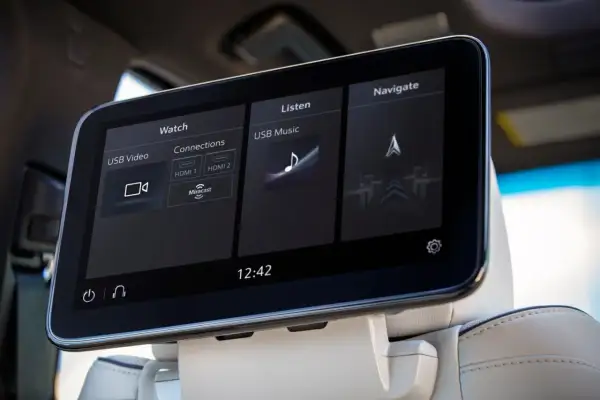 Ekran multimedialny w Cadillac Escalade 2025: opcje oglądania wideo przez USB, słuchania muzyki i nawigacji.