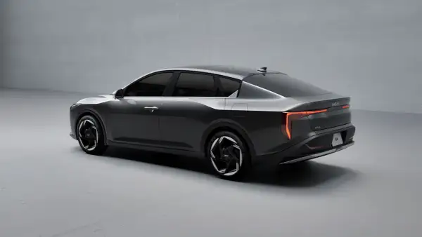 Nowoczesny kia sedan w kolorze grafitowym, z futurystycznymi światłami LED i aerodynamiczną sylwetką.