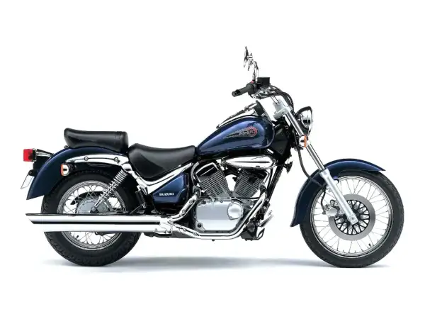 Suzuki Intruder w ciemnoniebieskim kolorze, z chromowanymi elementami, na białym tle.