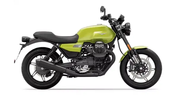 Zielony motocykl Moto Guzzi V7 Sport z czarnym siedzeniem i detalami. Klasyczny wygląd, gotowy na każdą drogę.