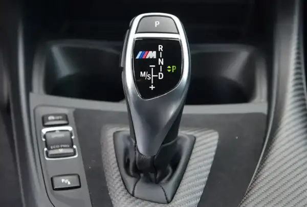 Oznaczenia automatycznej skrzyni biegów BMW M: P, R, N, D, M/S. Wybierz tryb jazdy: Sport, Eco Pro.