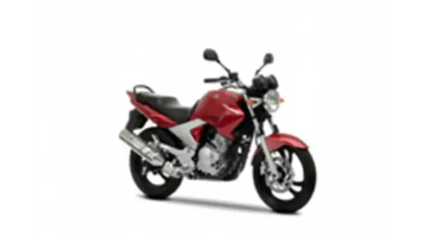 Czerwony motocykl Yamaha YBR 250 z czarnym siedzeniem i srebrnym wydechem, gotowy do jazdy po mieście.