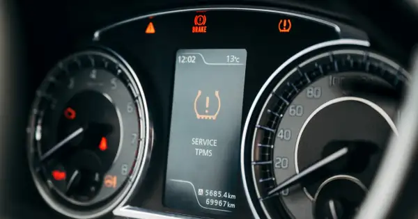 Na desce rozdzielczej świeci się kontrolka cisnienia opon TPMS. Obok widać wskaźnik hamulca i temperatury.