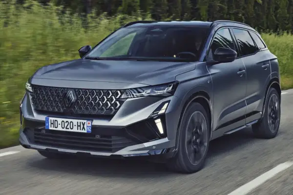 Nowy Renault Austral w ciemnoszarym kolorze jedzie po drodze. Sprawdź atrakcyjną renault austral cena.