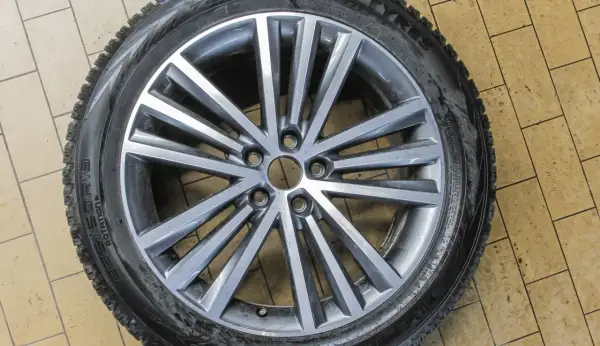 Felga aluminiowa z oponą zimową, pasująca do Golfa 4. Rozstaw śrub jest standardowy dla tego modelu.