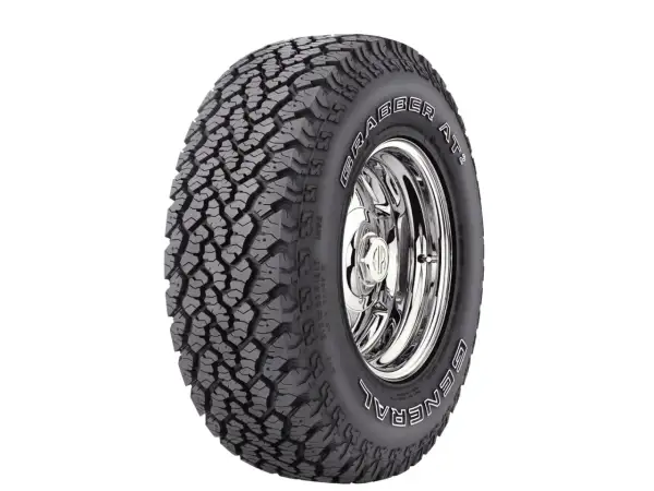 Opona terenowa General Grabber AT2 na chromowanej feldze, idealna do Toyota 4x4.